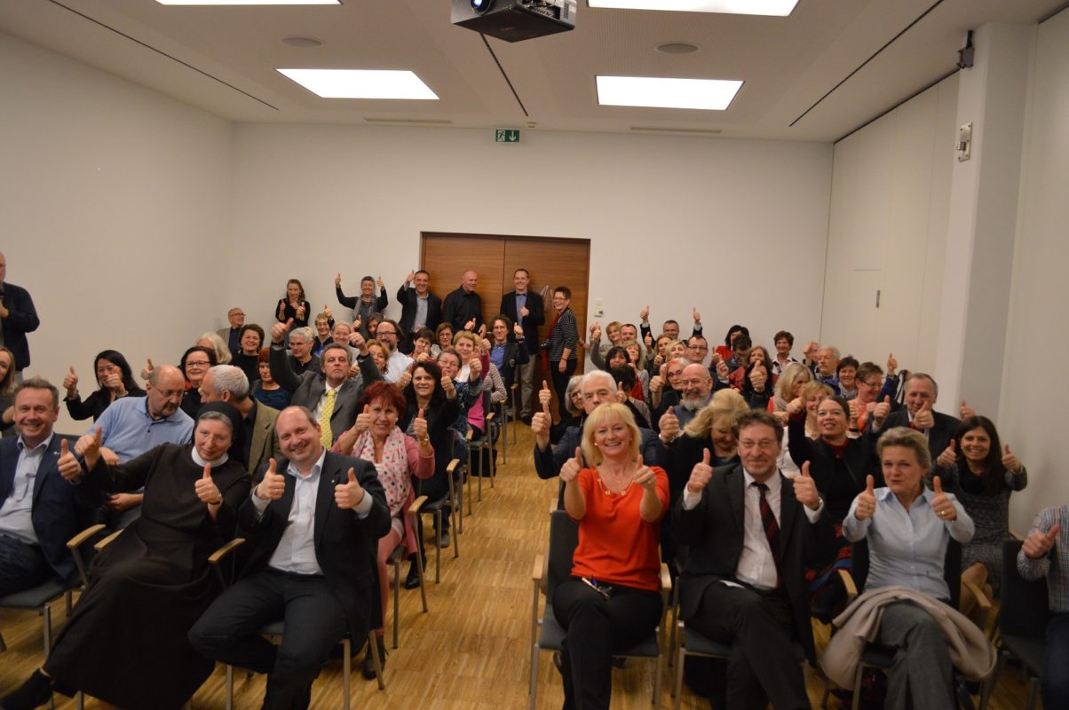 BesucherInnen bei der Eröffnungslesung im elisana, Haslin liest