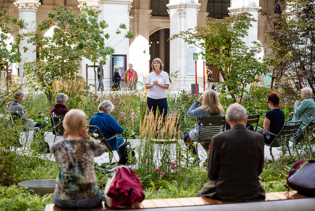 Marion Weiser leitet einen Workshop im Wiener Rathaus