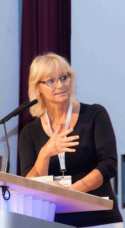 Marion Weiser steht am Rednerpult und hält Vortrag