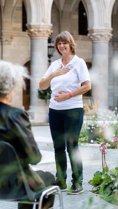 Marion Weiser hält Workshop im Freien